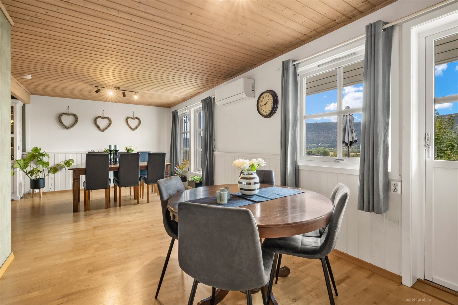 Det er utgang til delvis overbygget terrasse fra kjøkken. Galleribilde