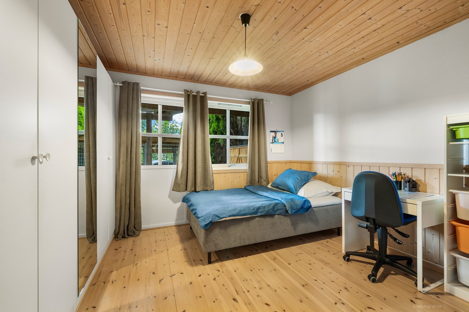 Romslig soverom med plass til seng, nattbord og skrivebord. Det er en god garderobe til oppbevaring av tøy. Utgang til hage fra soverommet. Galleribilde