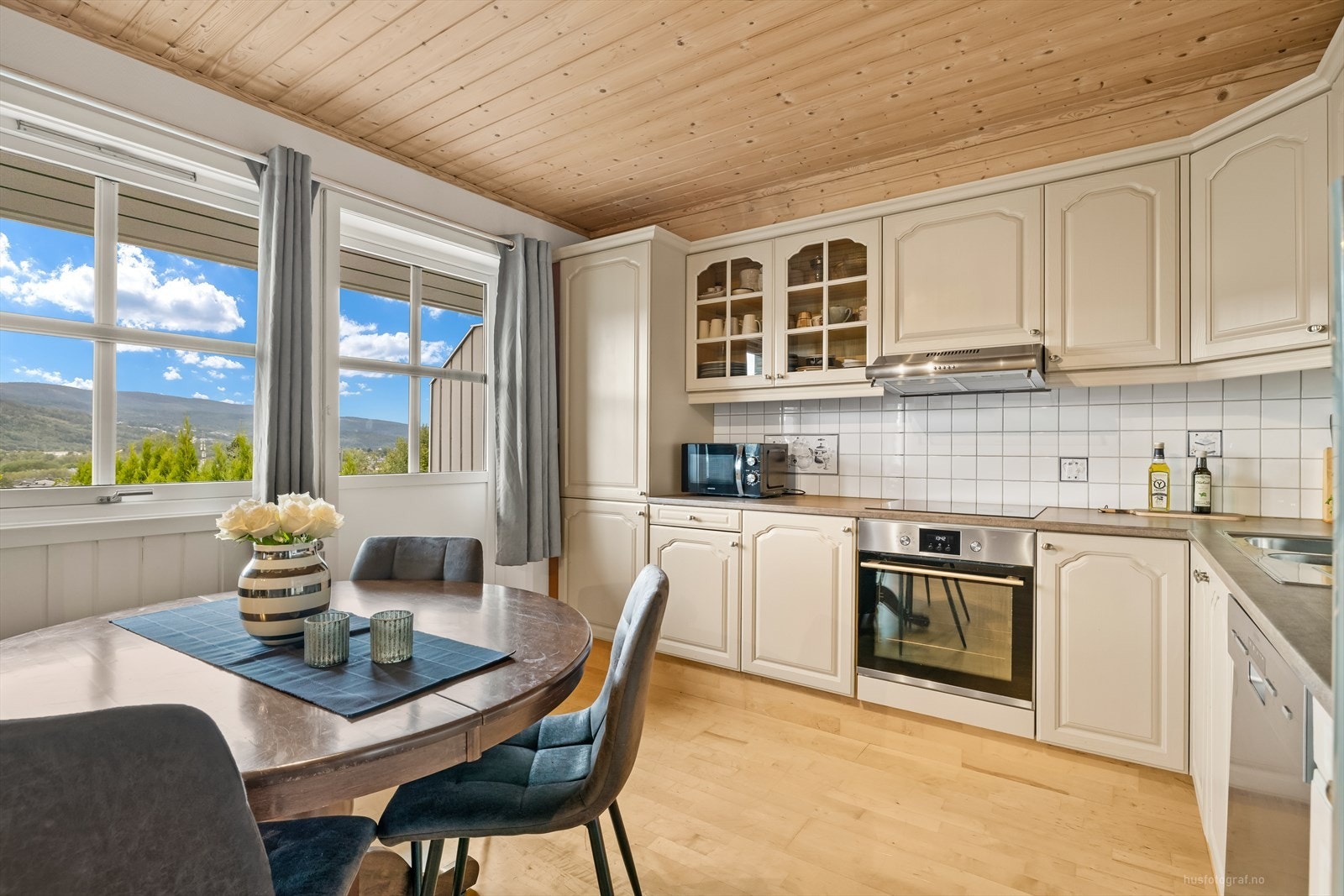 Romslig pent kjøkken med innredning fra Sigdal, profilerte fronter. Galleribilde