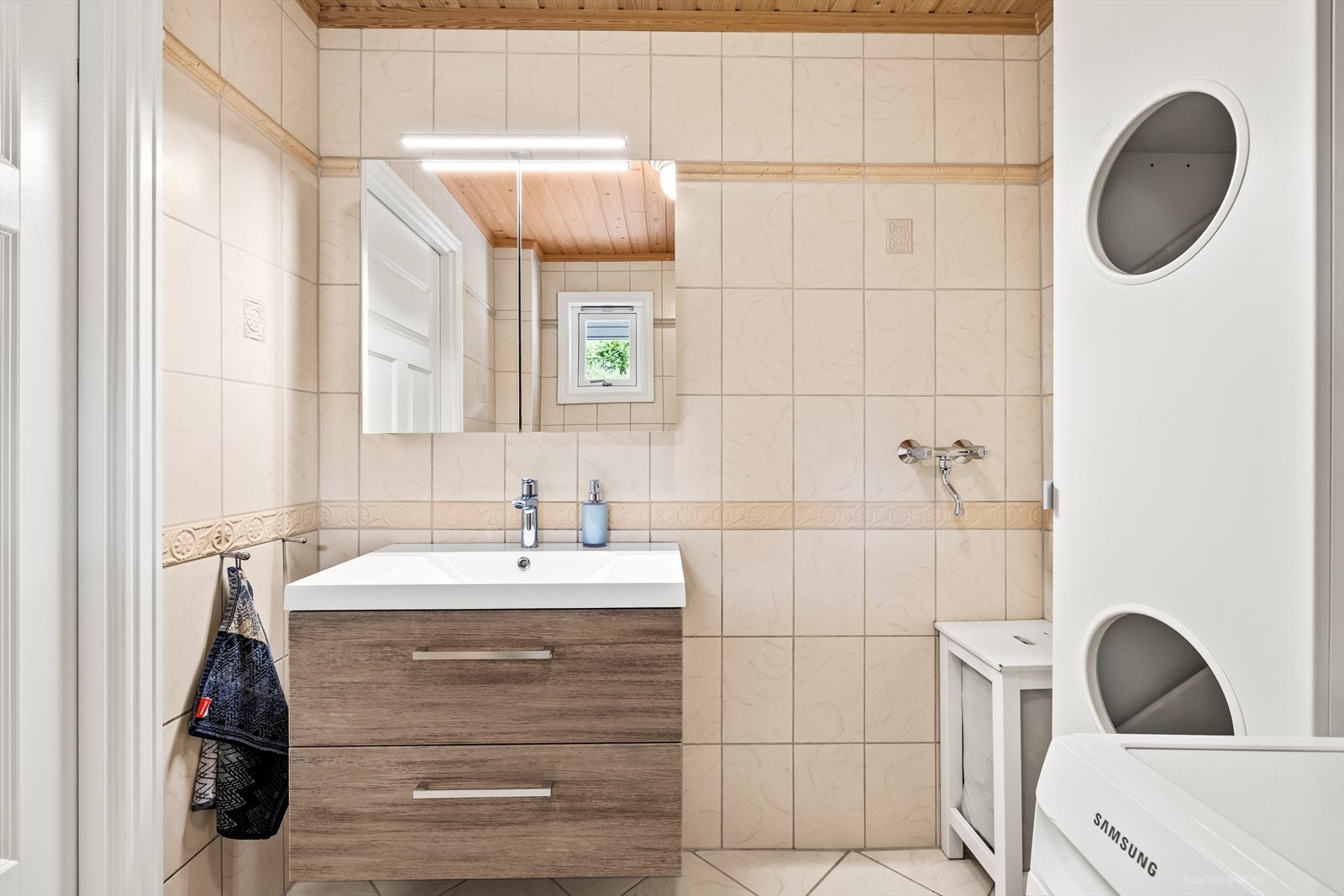 Vaskerom/bad har innredning med servantskap med skuffer og heldekkende plate med integrert vask fra 2022. Speil over over servantskap. Galleribilde