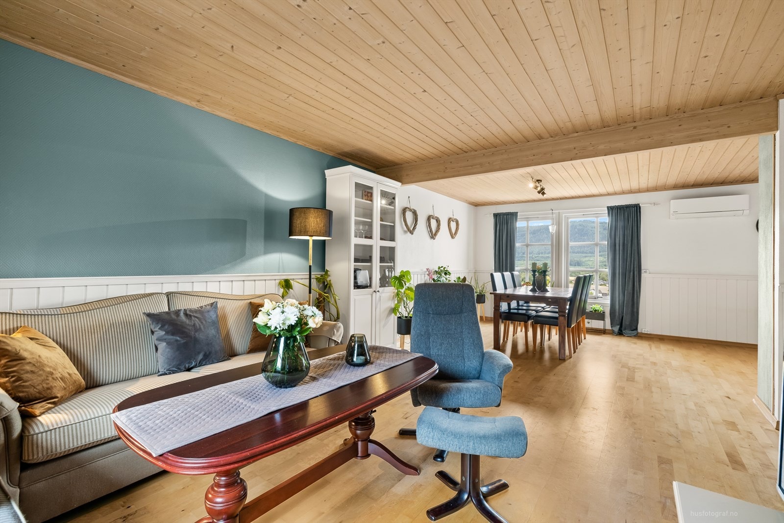 Rommet er gjennomgående og slipper inn mye naturlig lys. Galleribilde