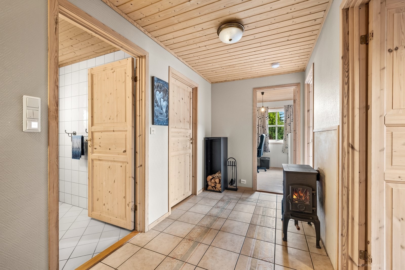 Det er peisovn i gangen i underetasje som kan benyttes til varmekilde på kalde dager. Galleribilde