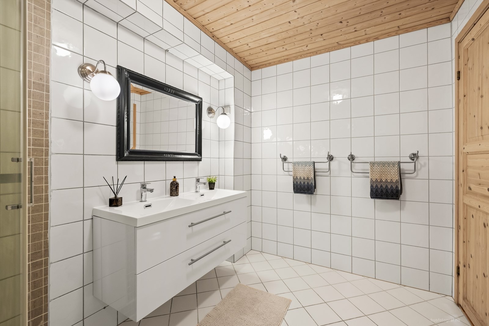 Det er nytt servantskap med skuffer og heldekkende plate med integrerte vasker i 2022. Speil over over servantskap. Galleribilde