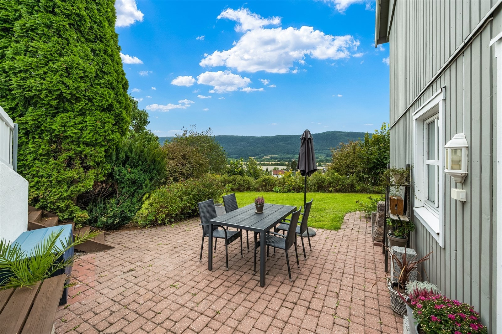 Det er anlagt belegningsstein utenfor underetasje. Galleribilde