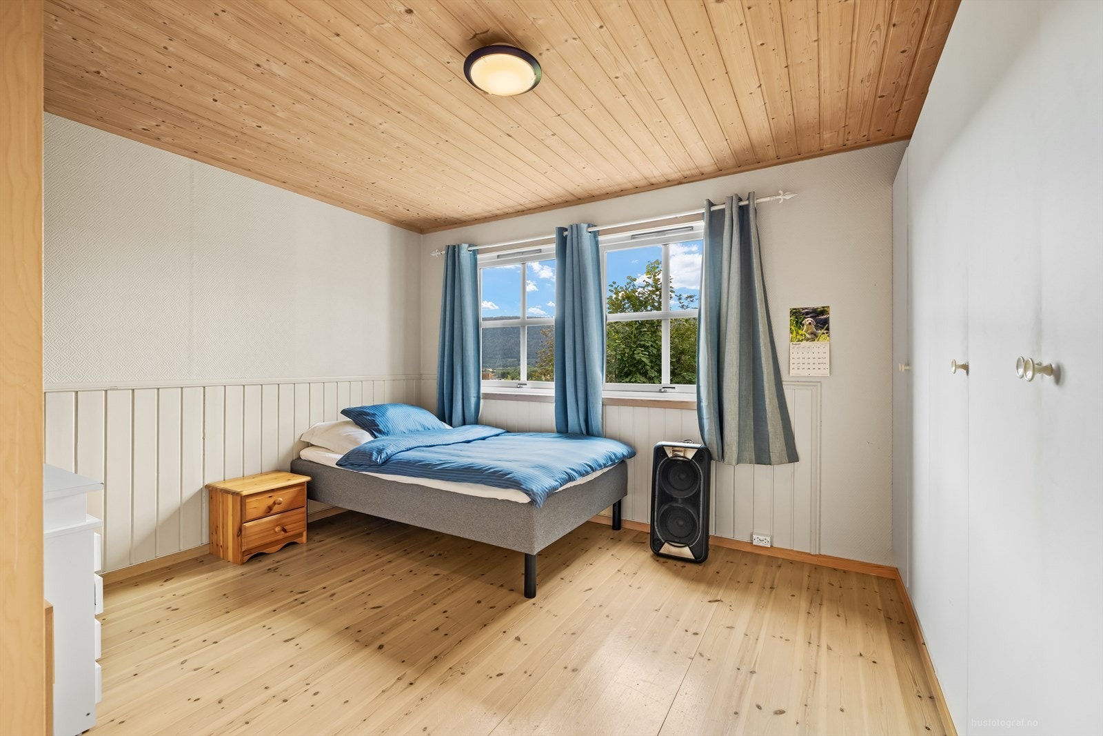 Stort og lyst soverom med god plass til seng , nattbord og oppbevaring. Galleribilde