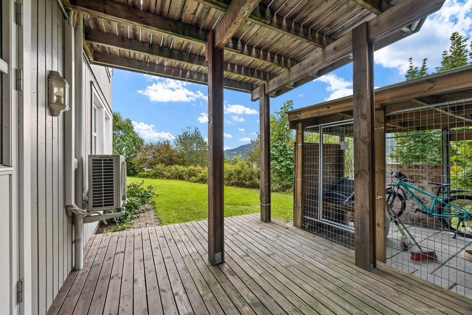 Et hundehus medfølger tomten og er plassert foran terrasse. Galleribilde