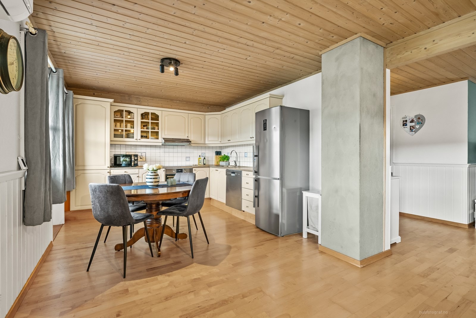 Det er frittstående kjøl/fryseskap og oppvaskmaskin. Det er integrert induksjonstopp og stekeovn fra 2018. Galleribilde