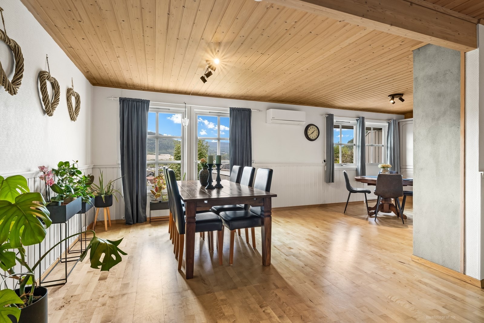 Det er åpent mellom kjøkken, spisestue og stue. God plass til at hele familien kan samles til et hyggelig måltid. Varmepumpe i stue. Galleribilde