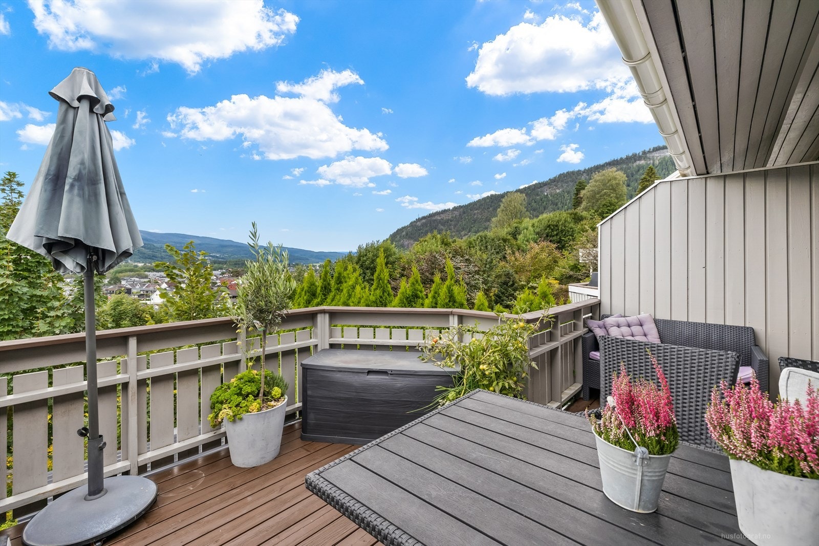 Fra terrassen er det flott utsikt ut over Solbergelva. Galleribilde