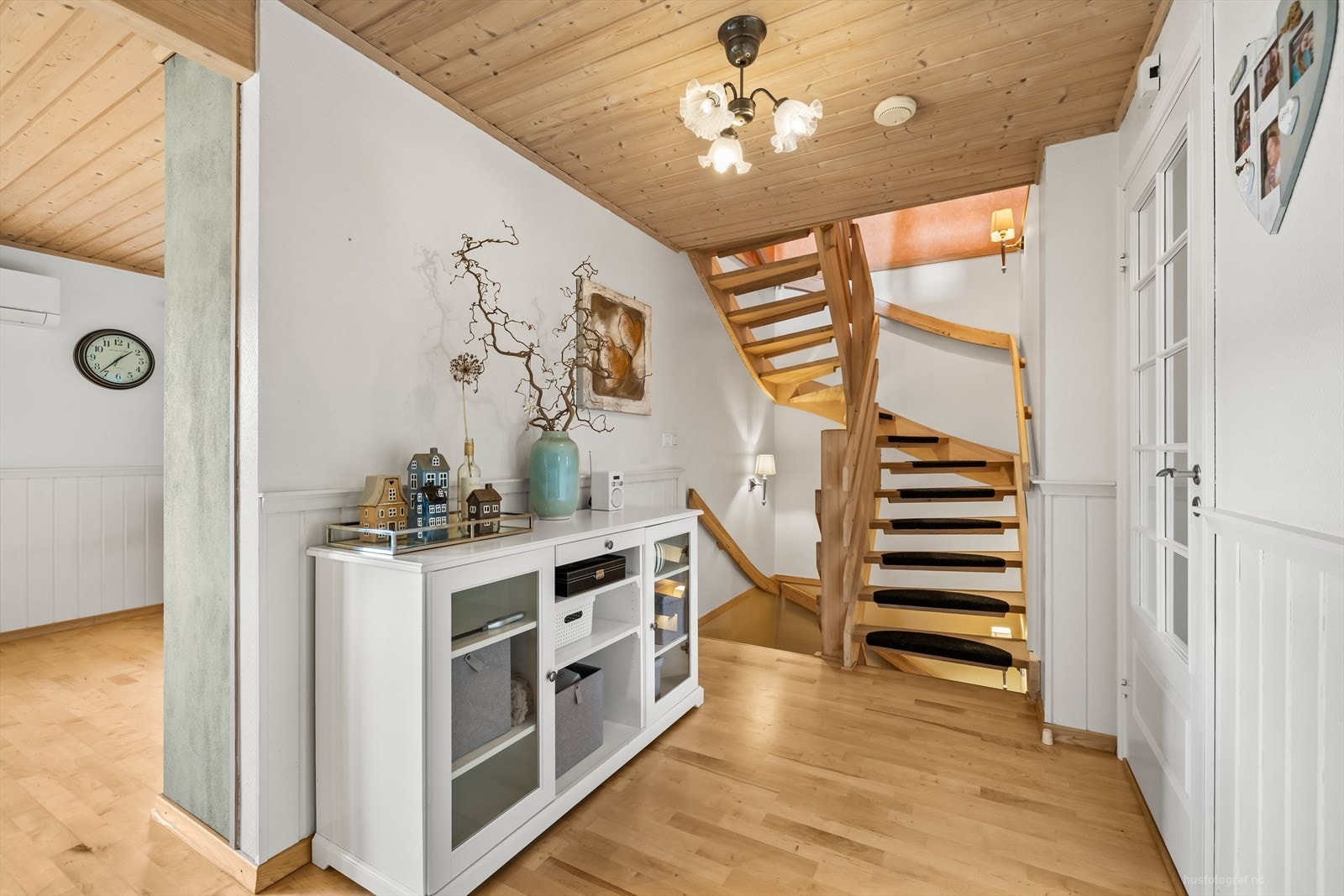 Trapp opp til 2.etasje og ned til underetasje. Galleribilde