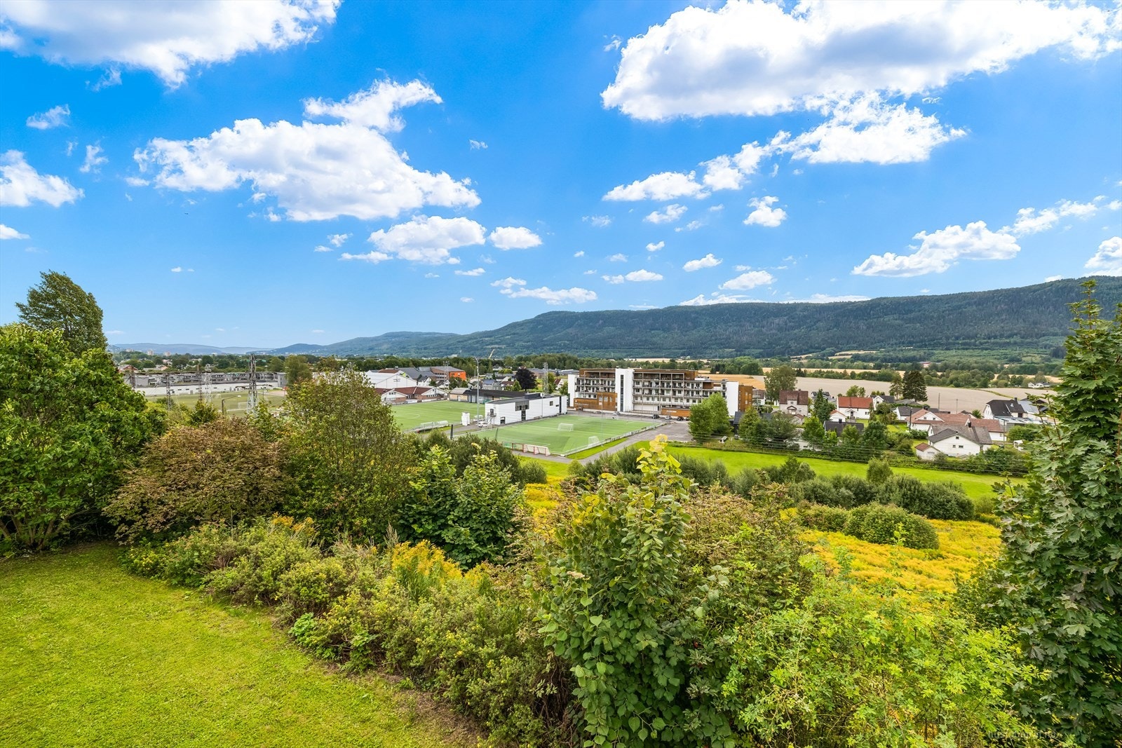 Tomannsboligen ligger i et godt etablert, attraktivt og familievennlig boligområde. Trafikkstille og barnevennlig innerst i blindvei med gode solforhold. Galleribilde