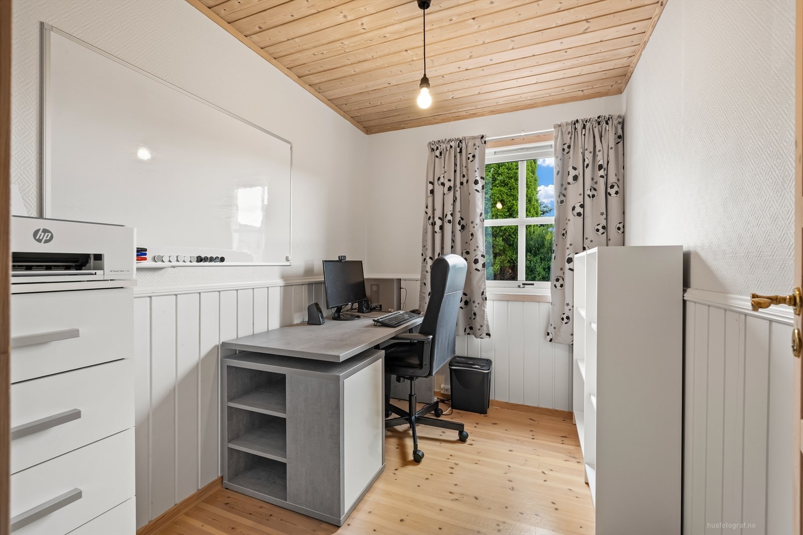 Soverom 3 er i dag innredet med skrivebord og hyller og benyttes til kontor. Galleribilde