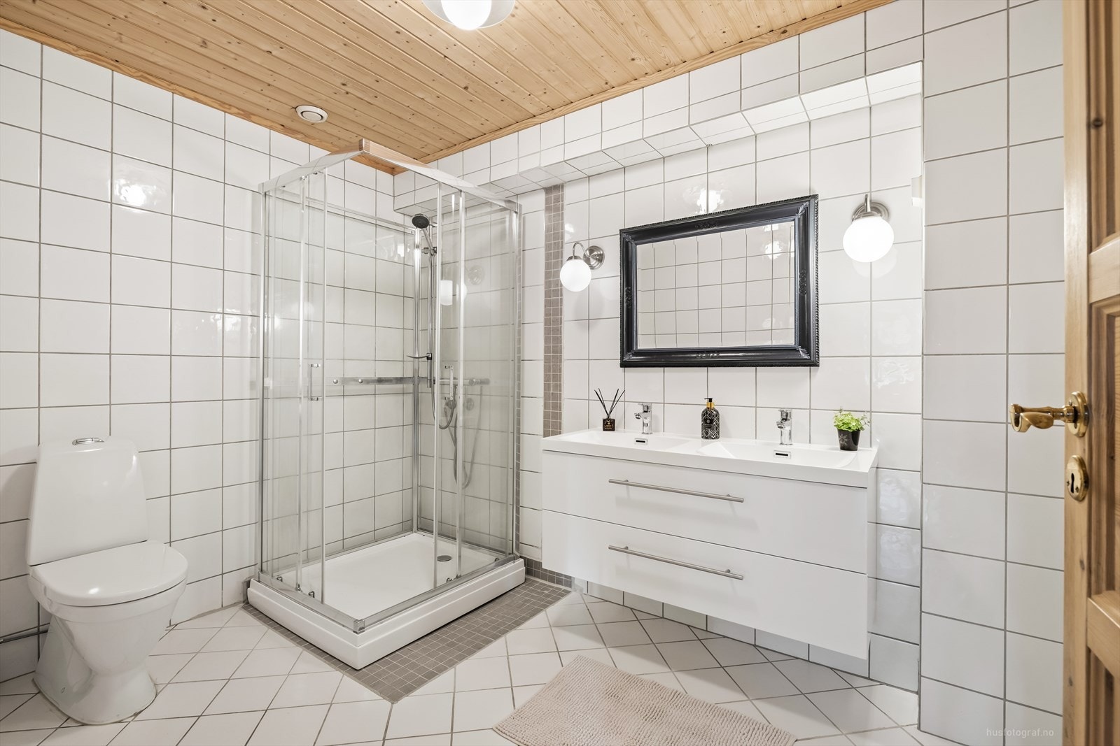 Det er dusjes med lukket dusjkabinett. Eier har fjernet en vegg av glassbyggerstein ved dusjsone og erstattet tomrommet bak steinene med nye fliser i annen dimensjon/farge. Det samme er gjort på gulv i dusjsone. Galleribilde