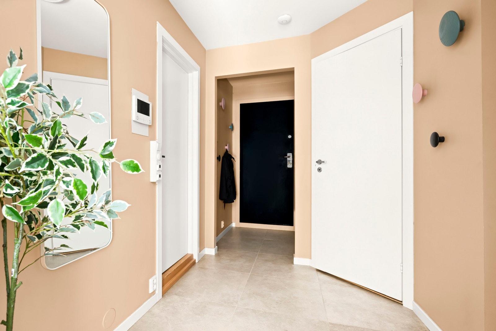 Praktisk gang med stilrene fliser og varmekabler. Galleribilde