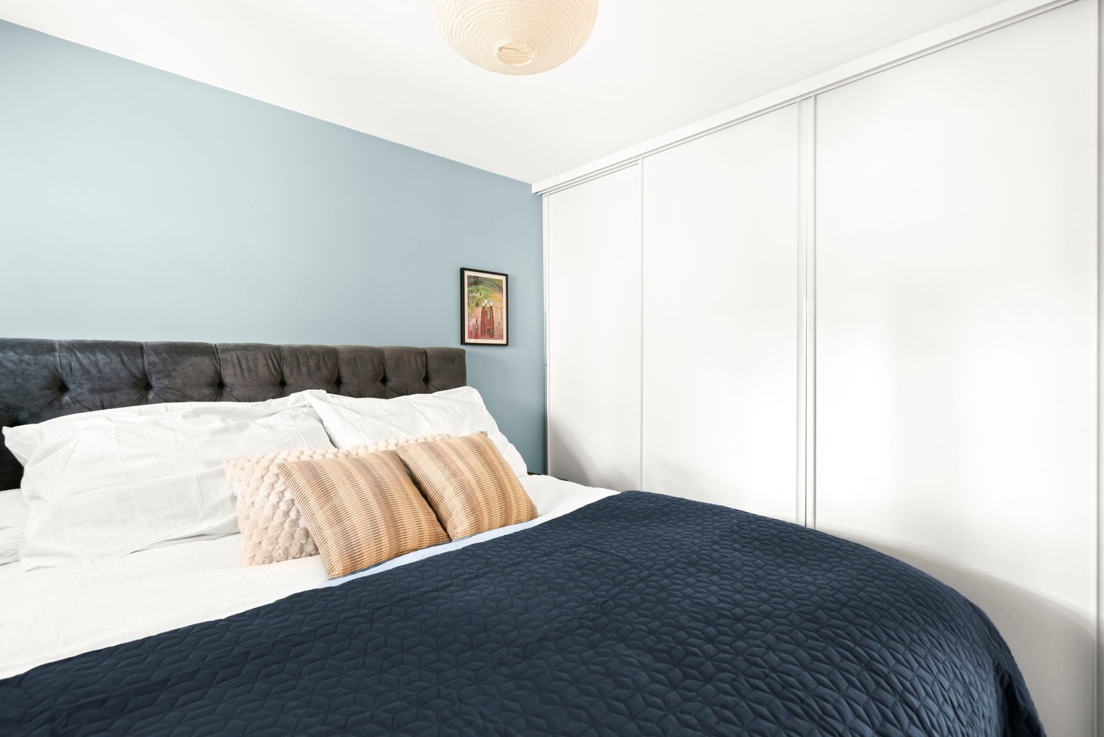 Rikelig med oppbevaringsplass i stor fastmontert skyvedørsgarderobe. Galleribilde