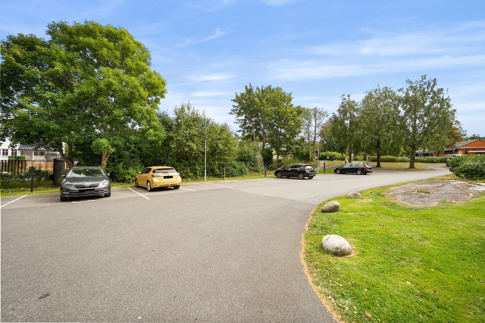 Hver leilighet har biloppstillingsplass på borettslagets tomt. Det er lader på plassen. Galleribilde