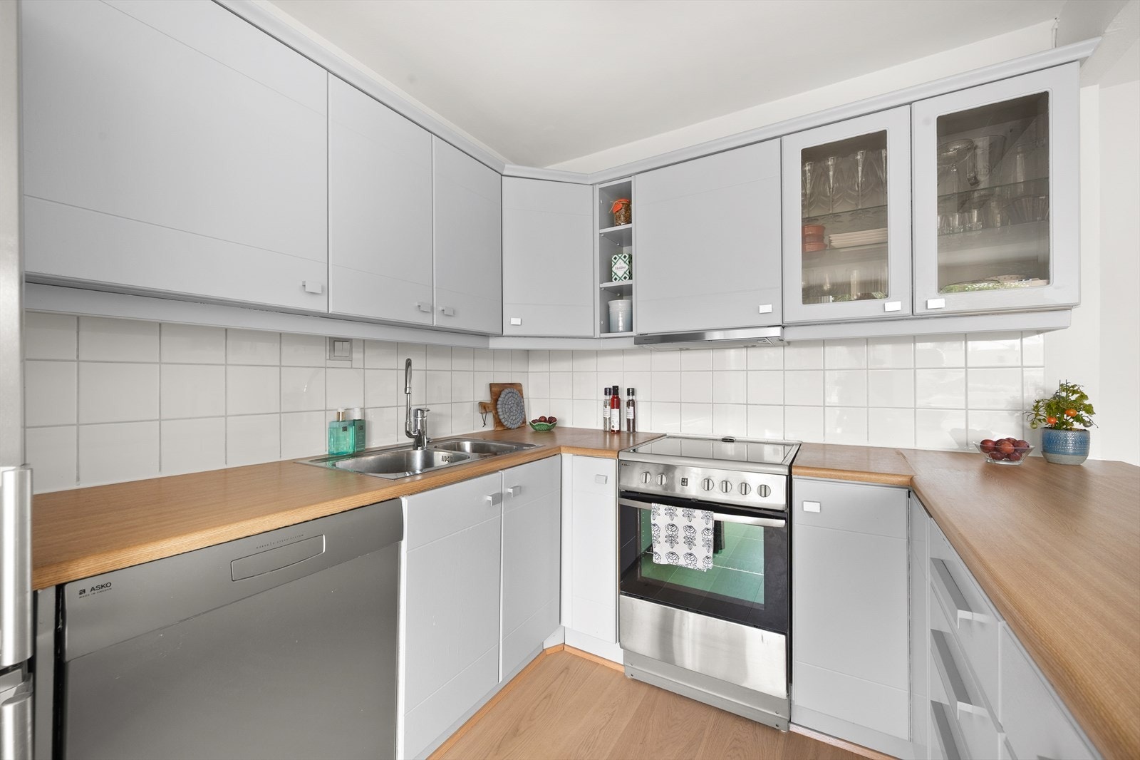 Det er godt med lagringsplass i både benkeskap, overskap og skuffer. Galleribilde