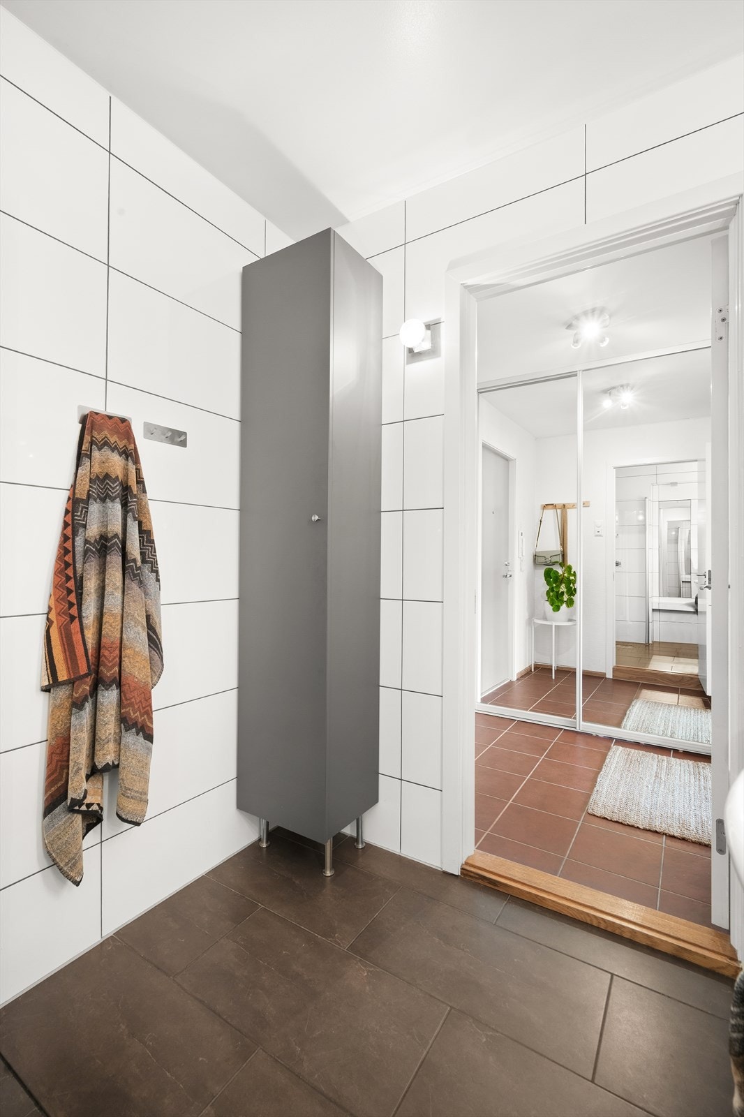 Det er adkomst til badet fra gangen. Galleribilde