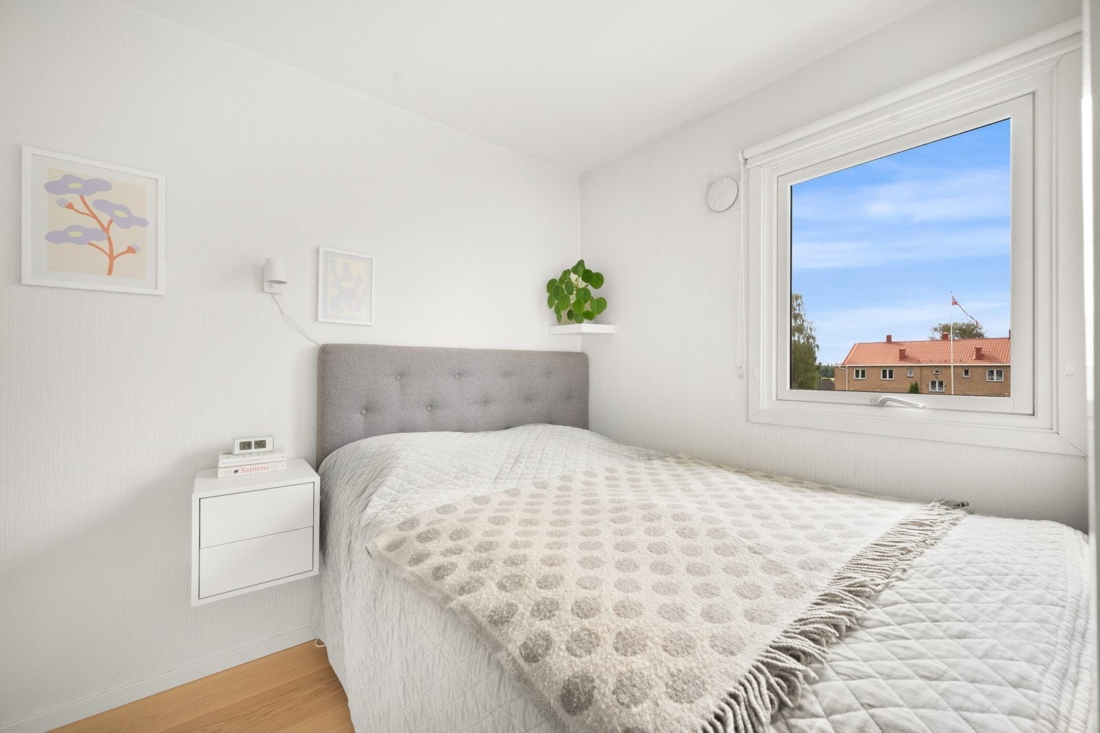 Lyst og innbydende soverom med plass til dobbeltseng og nattbord. Galleribilde