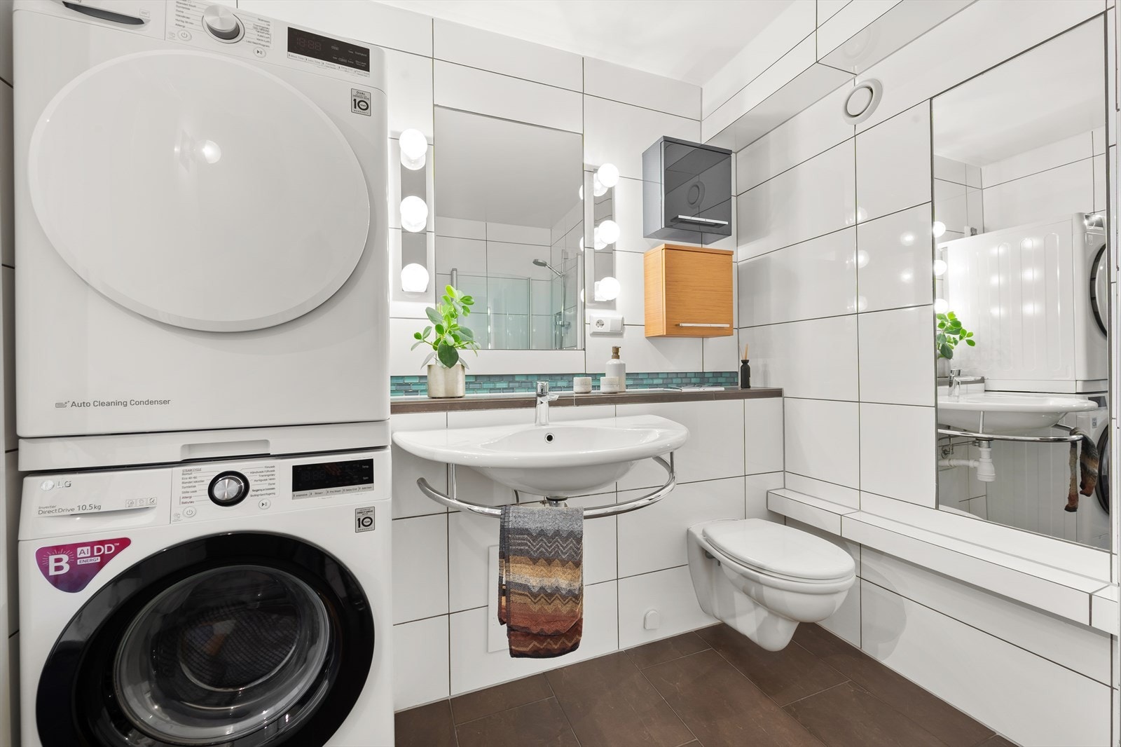 Tidløst, romslig bad som ble pusset opp i 2008. Badet har flislagte overflater, elektrisk gulvvarme og opplegg for vaskemaskin. Galleribilde