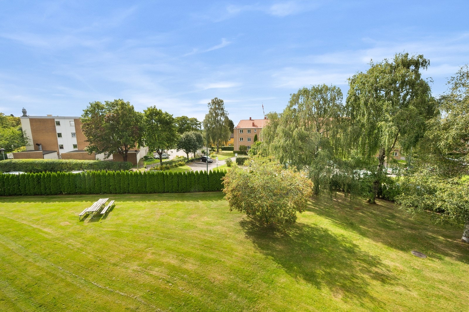 Det der grønt, åpent og fint utsyn mot borettslagets frodige uteplass. Her kan du nyte lange, solrike sommerdager! Galleribilde