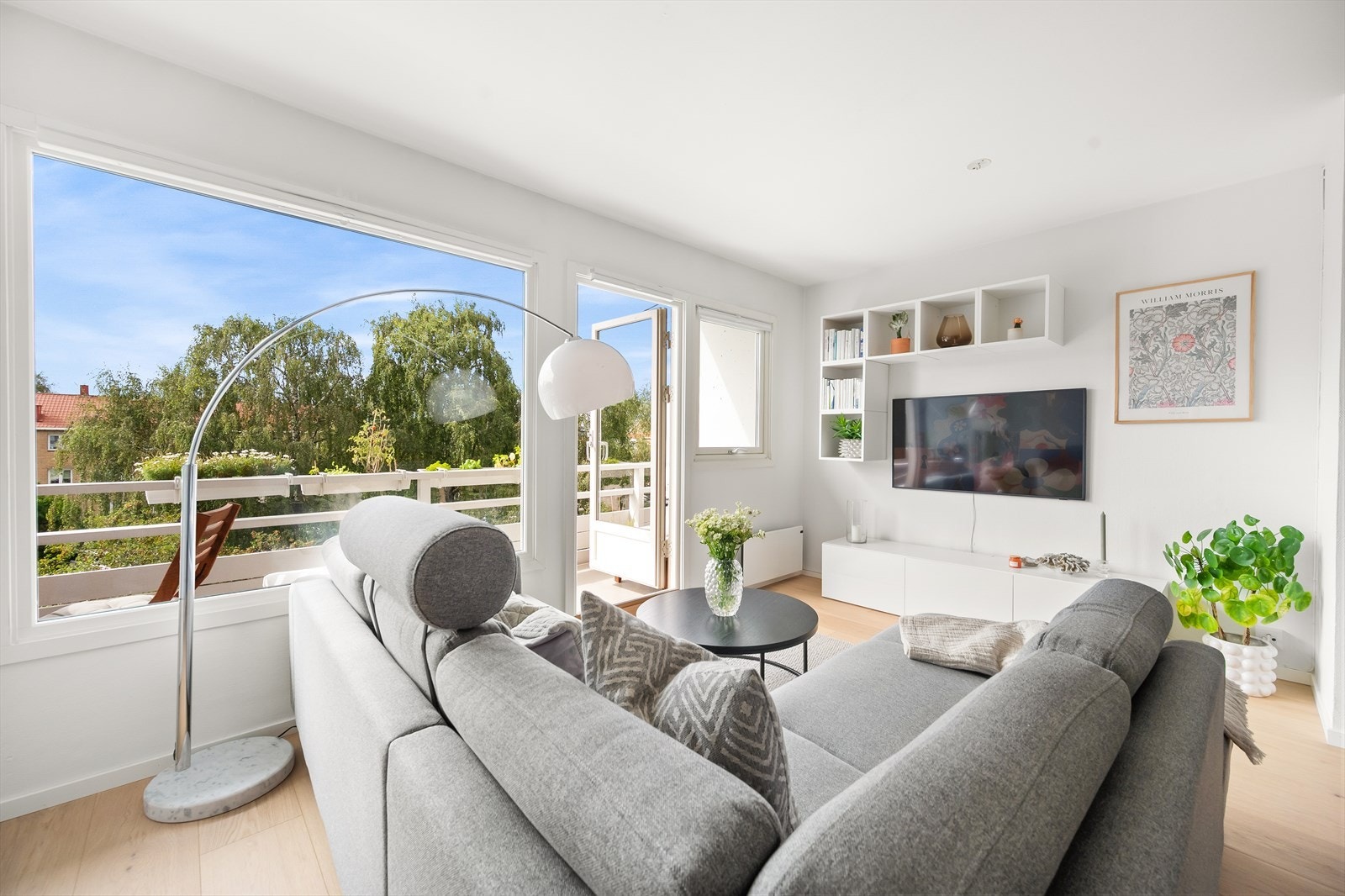 En lys, tiltalende og romslig 2-roms toppleilighet i et rolig og idyllisk boligområde på Ekeberg. Galleribilde