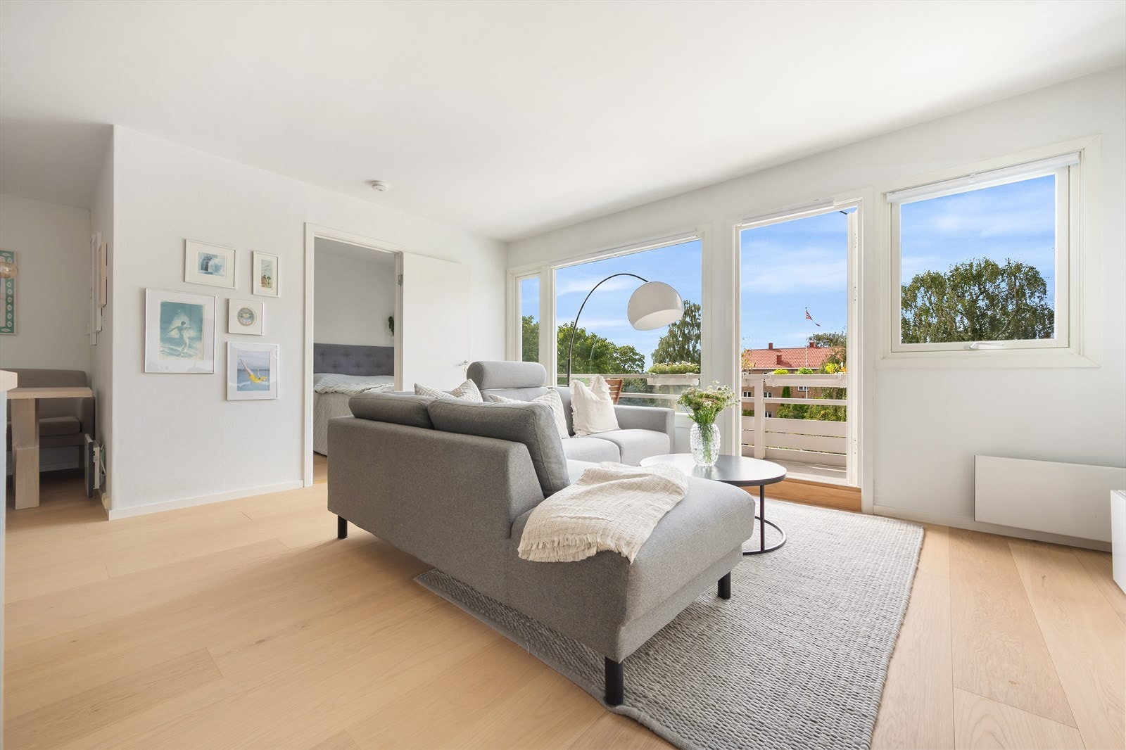 I stuen er det store vindusflater og balkongdør som sikrer godt innslipp av naturlig lys. Galleribilde