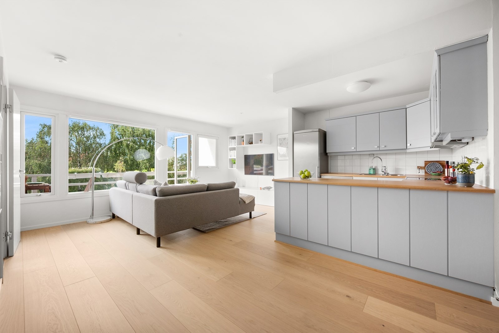 Leiligheten har en stor og tiltalende stue med åpen løsning til kjøkkenet. Galleribilde