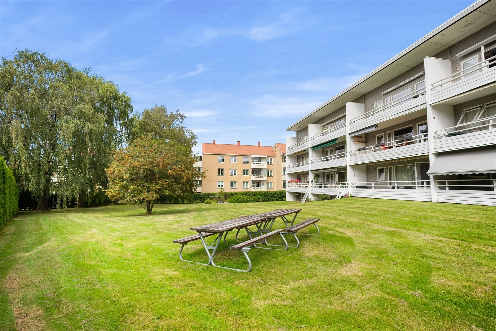 Borettslagets fellesareal er pent opparbeidet med store gressletter, beplantning og sittegrupper. Borettslaget har flere, felles sykkelboder. Galleribilde