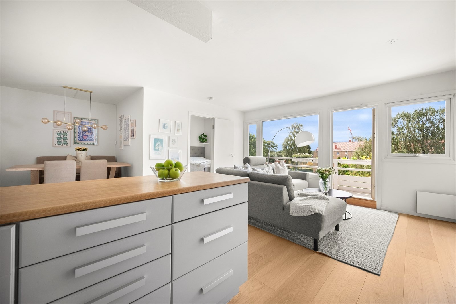 På kjøkkenet er det en smart barløsning som også utvider arbeidsflatene og sikrer ekstra lagringsplass. Galleribilde