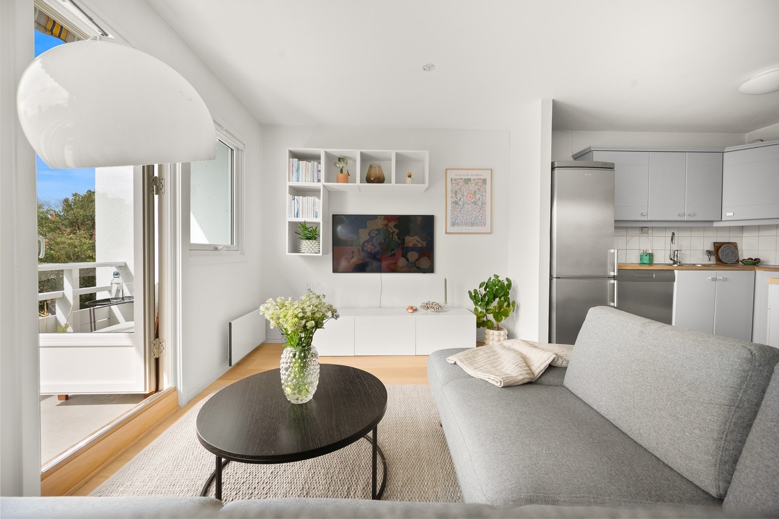 Det er god plass til sofa med tilhørende stuemøblement som sofabord og tv-benk. Galleribilde