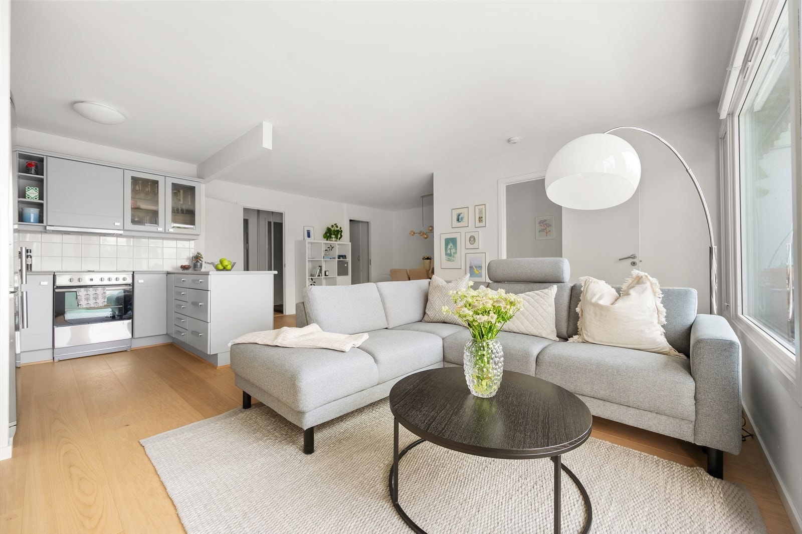 Overflatene er lyse og stilrene som gir et gjennomført og godt helhetsinntrykk. Det er pen, en-stavs parkett fra 2024 med nye gulvlister. Galleribilde