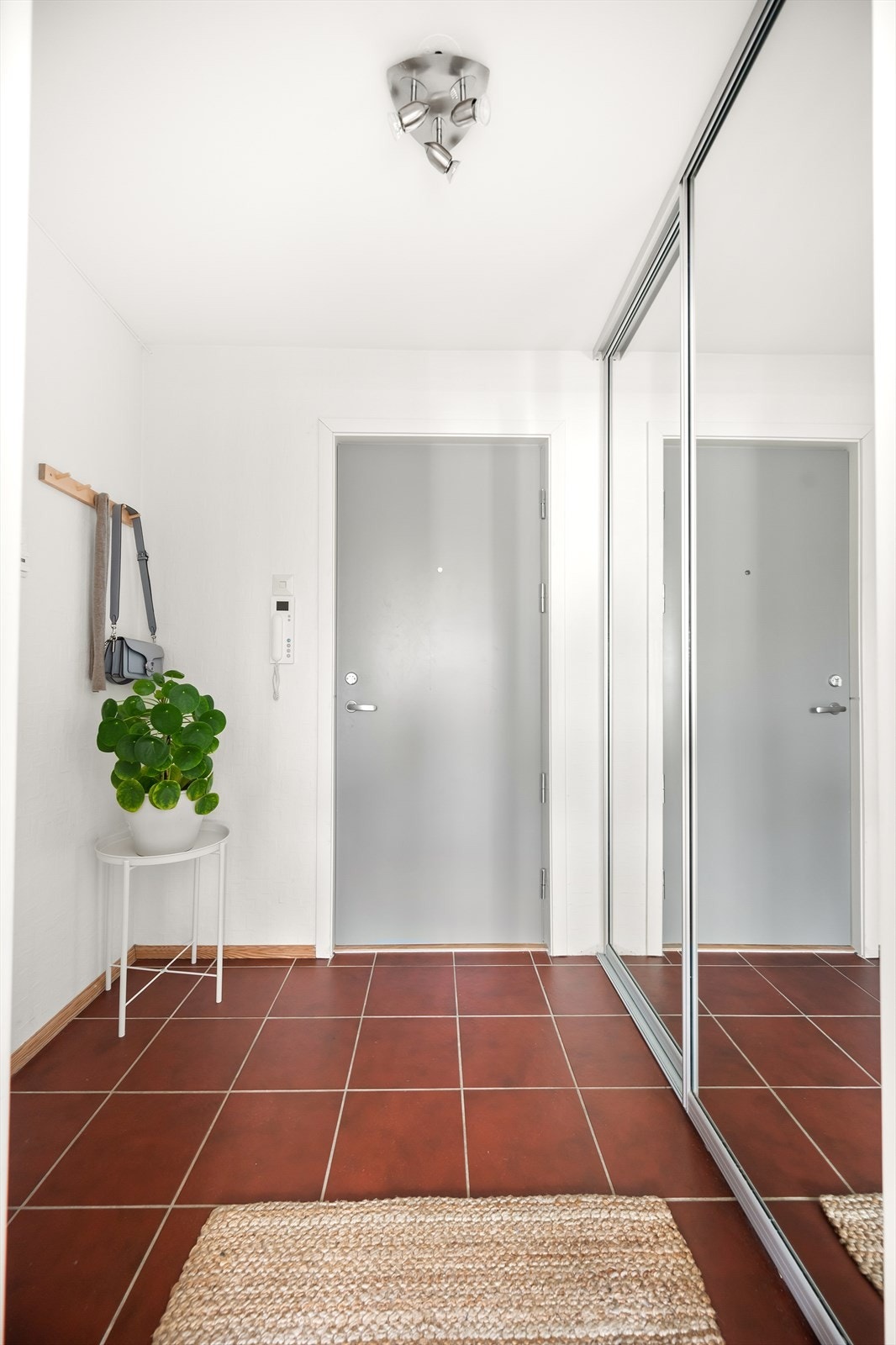 Velkommen inn! Entréen har romslig skyvedørsgarderobe med speilfronter som sikrer godt med lagringsplass. Galleribilde