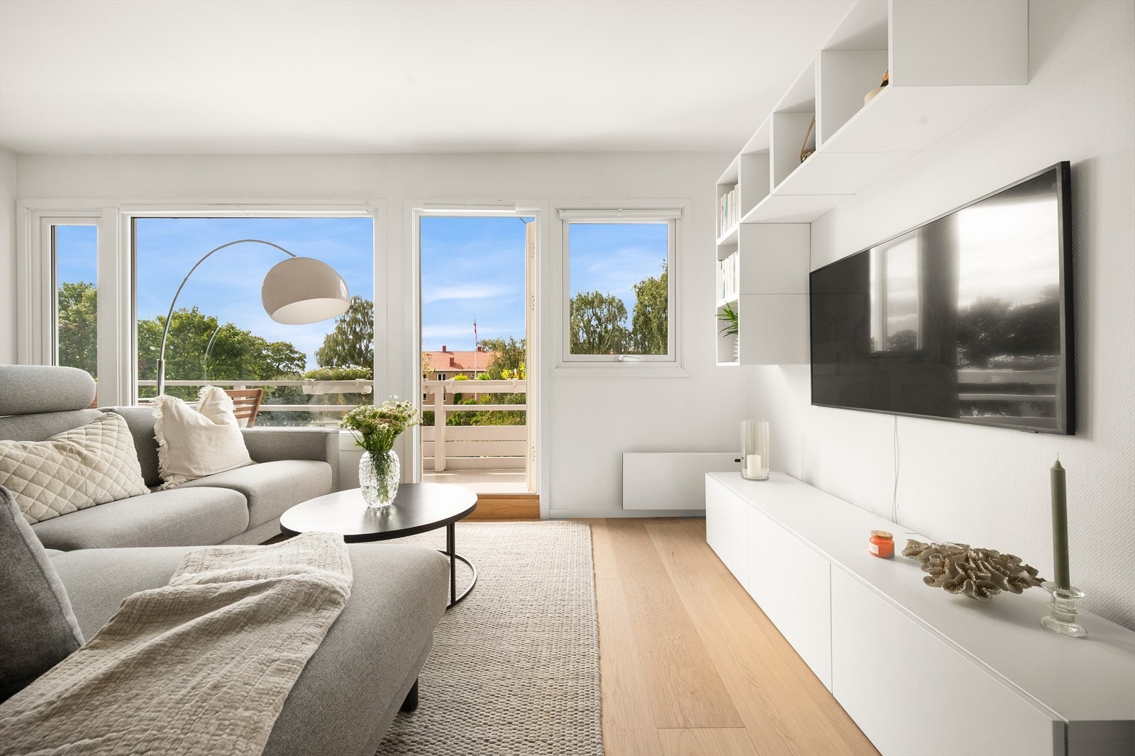 Det er grønt og åpent utsyn fra stuen. Vinduene og balkongdøren ble skiftet i 2017/18. Galleribilde