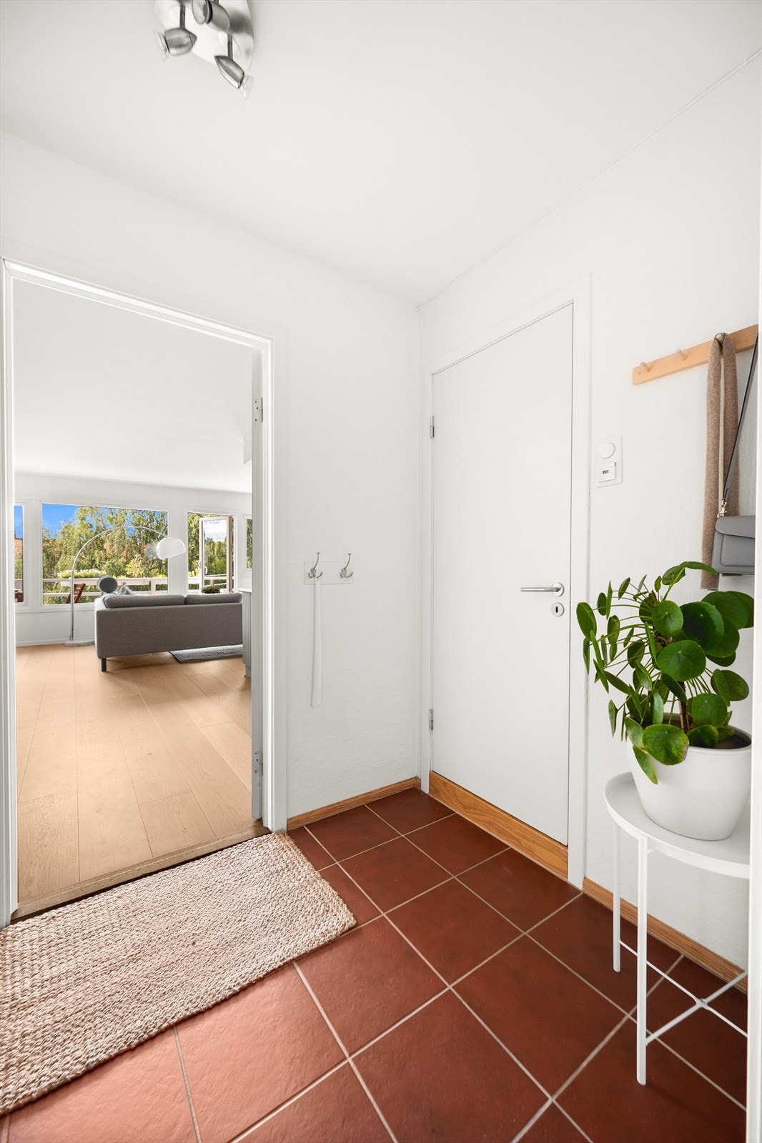 Her får du et godt og riktig førsteinntrykk av denne arealsmarte og gjennomførte 2-roms leiligheten. Galleribilde