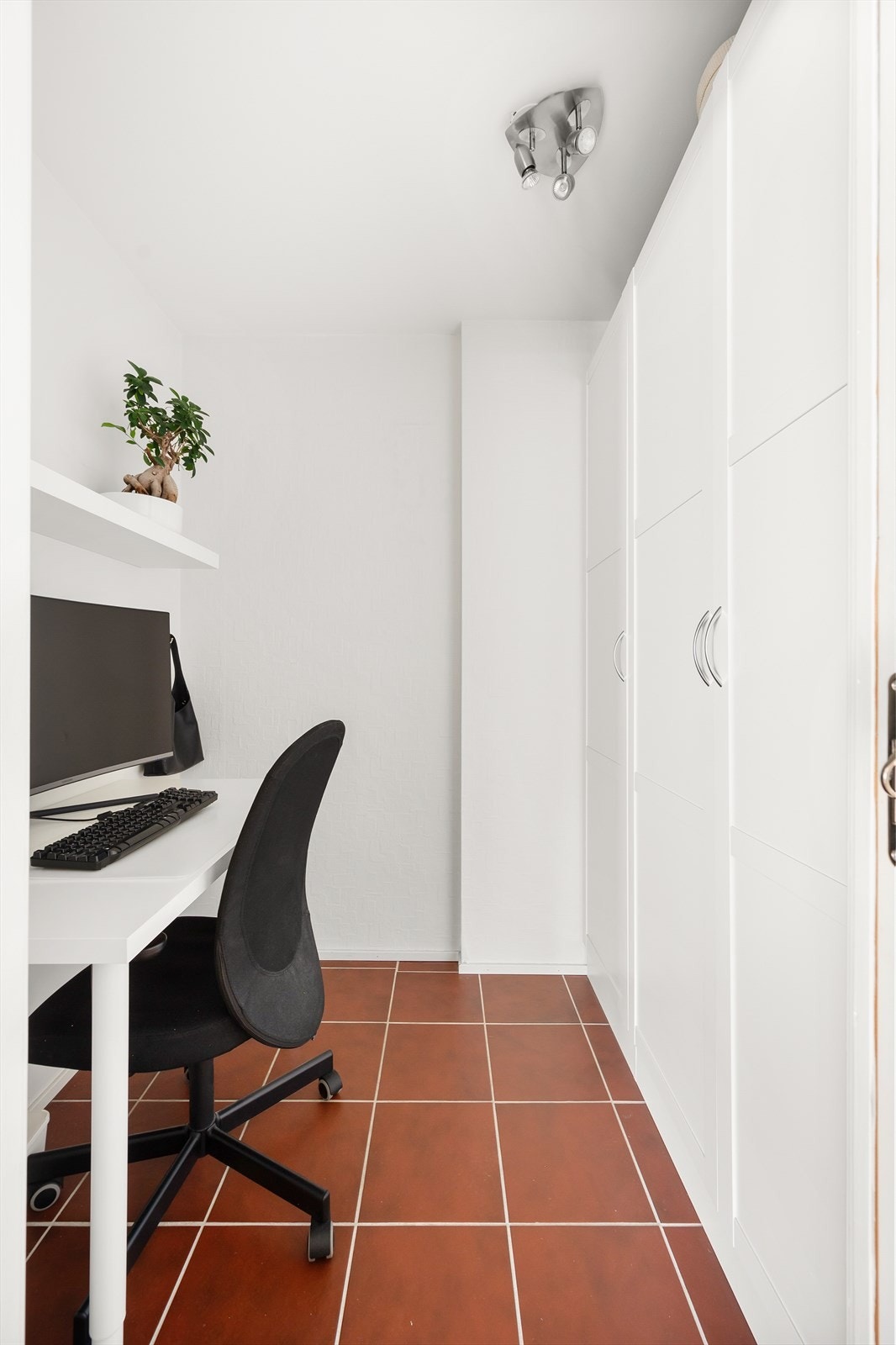 Fra stuen/gangen er det adkomst til en innvendig bod som i dag er innredet og brukt som hjemmekontor. Galleribilde