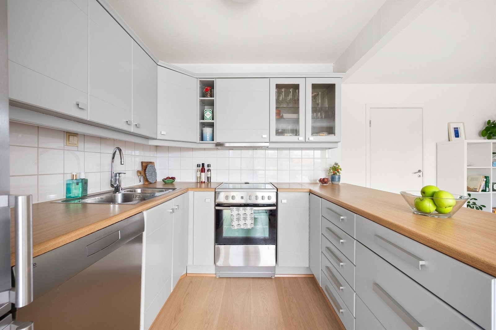 Hvitevarene er frittstående med avsatt plass til kjøleskap, oppvaskmaskin og komfyr. Det er kullfilterventilator over stekesonen. Galleribilde