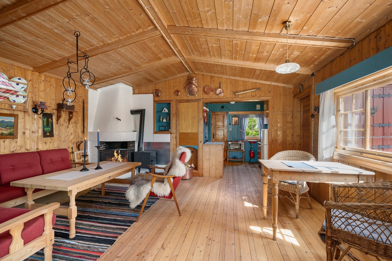 Hyggelig allrom med plass til både spisegruppe og sofakrok. Åpent og sosialt. Galleribilde