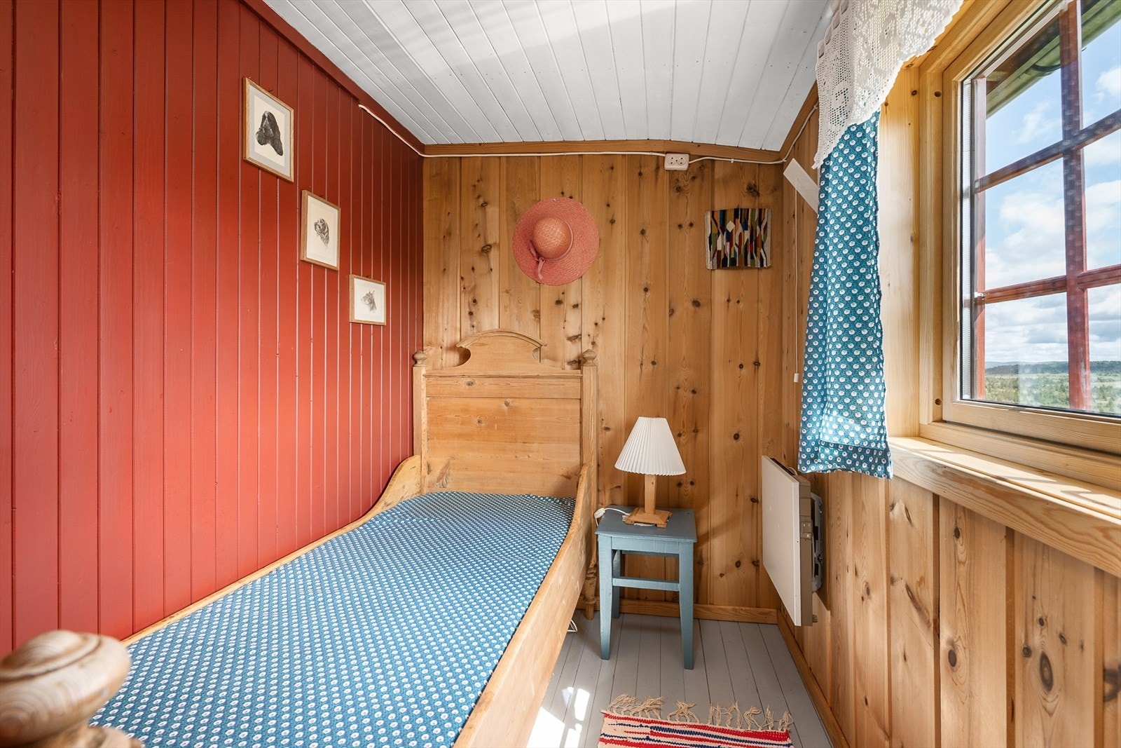 Soverom er innredet med enkeltseng. Galleribilde