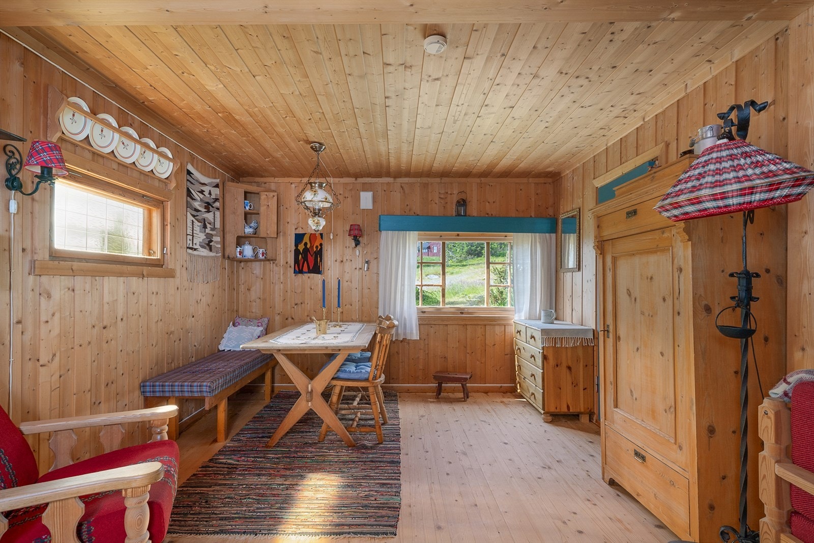 Spiseplassen er den del av stua og gjør oppholdsrommet sosialt. Fin familiehytte med plass til mange. Galleribilde