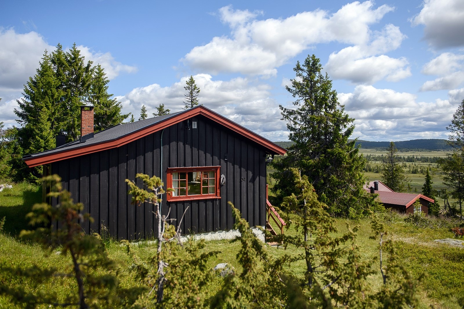 Du får helårsvei og parkering ved hytta mot betaling. Det er ikke innlagt vann og avløp i dag, men mulig å koble seg på offentlige ledninger. Galleribilde