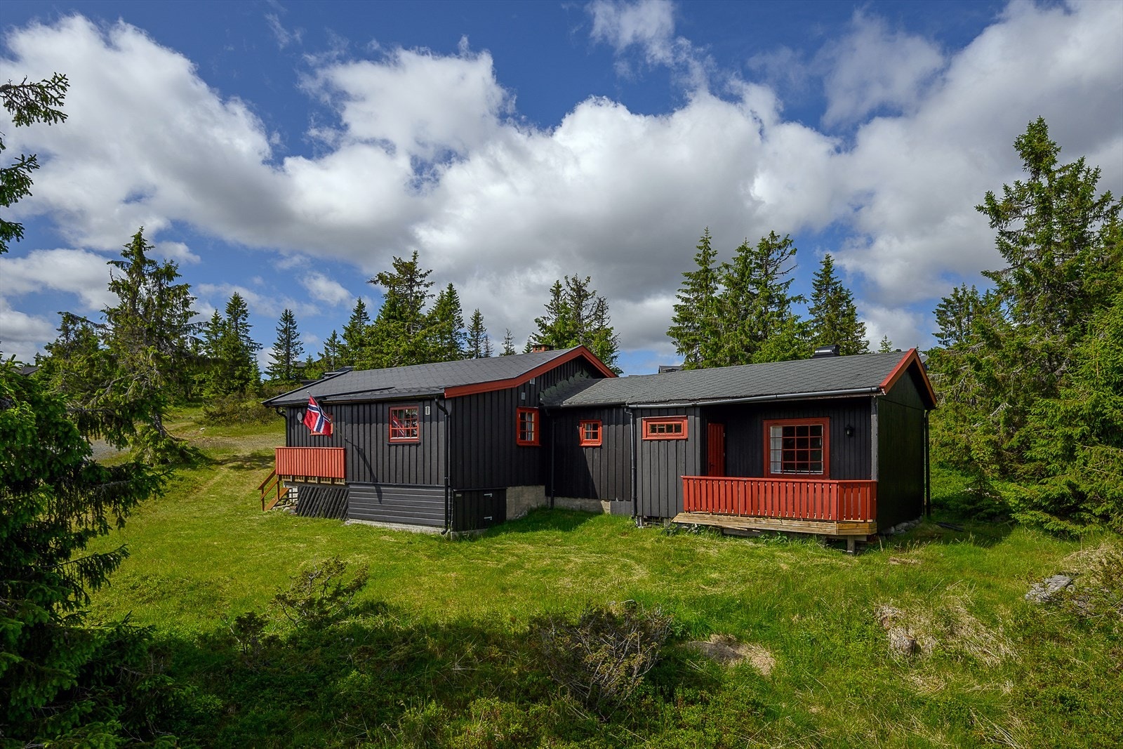 Hytta har helårsvei og fine solforhold! Galleribilde