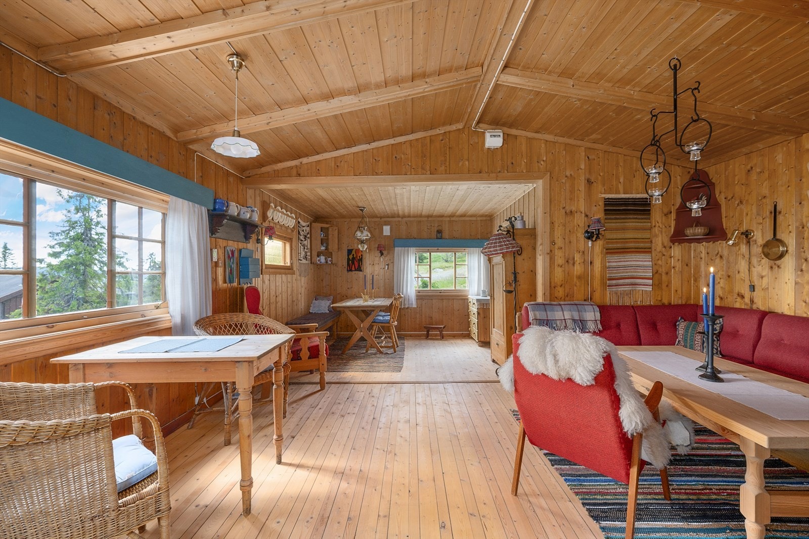 Lys og trivelig stue med store vindusflater som slipper inn godt med dagslys og bidrar til en god romfølelse. Galleribilde