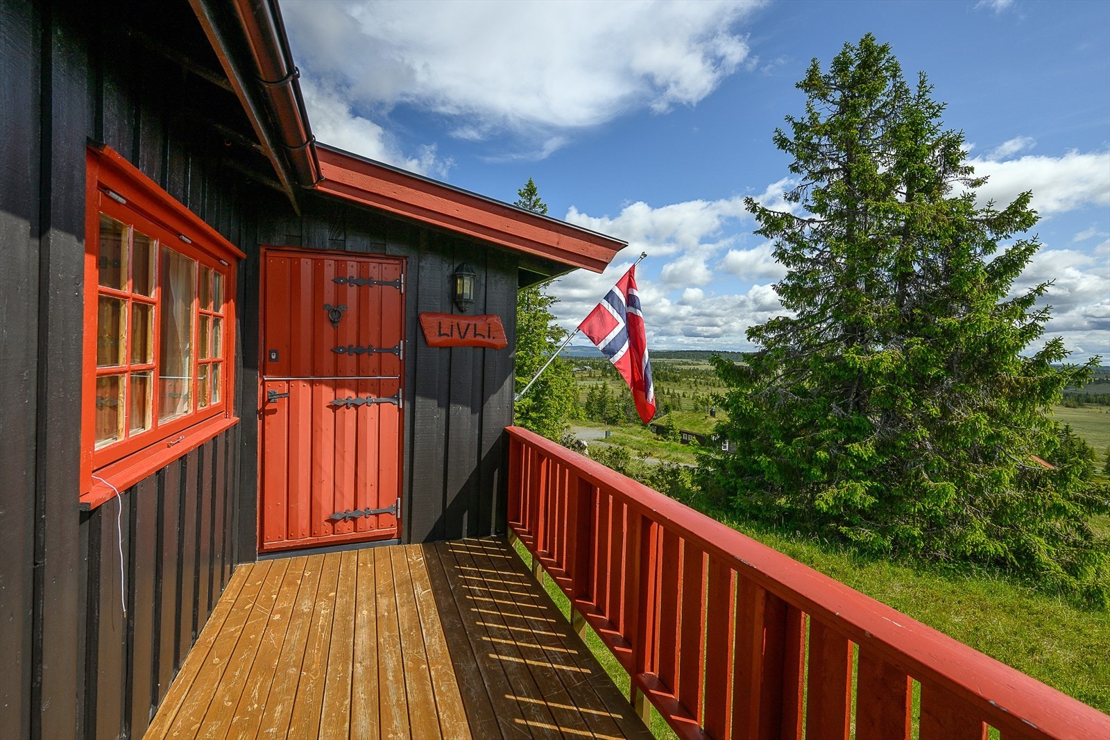 Ved inngangen er det en liten terrasse der en kan slappe av i solveggen. Galleribilde