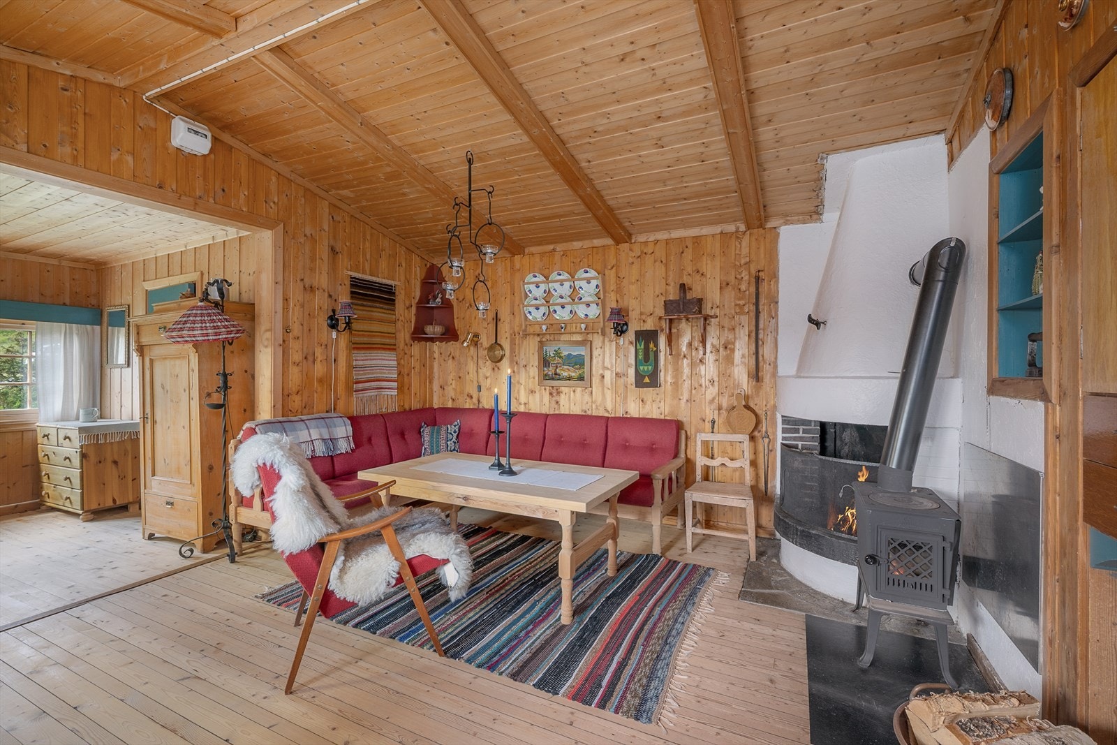 Hytta har tradisjonell stil der det i all hovedsak er tregulv og panel på veggene. Galleribilde