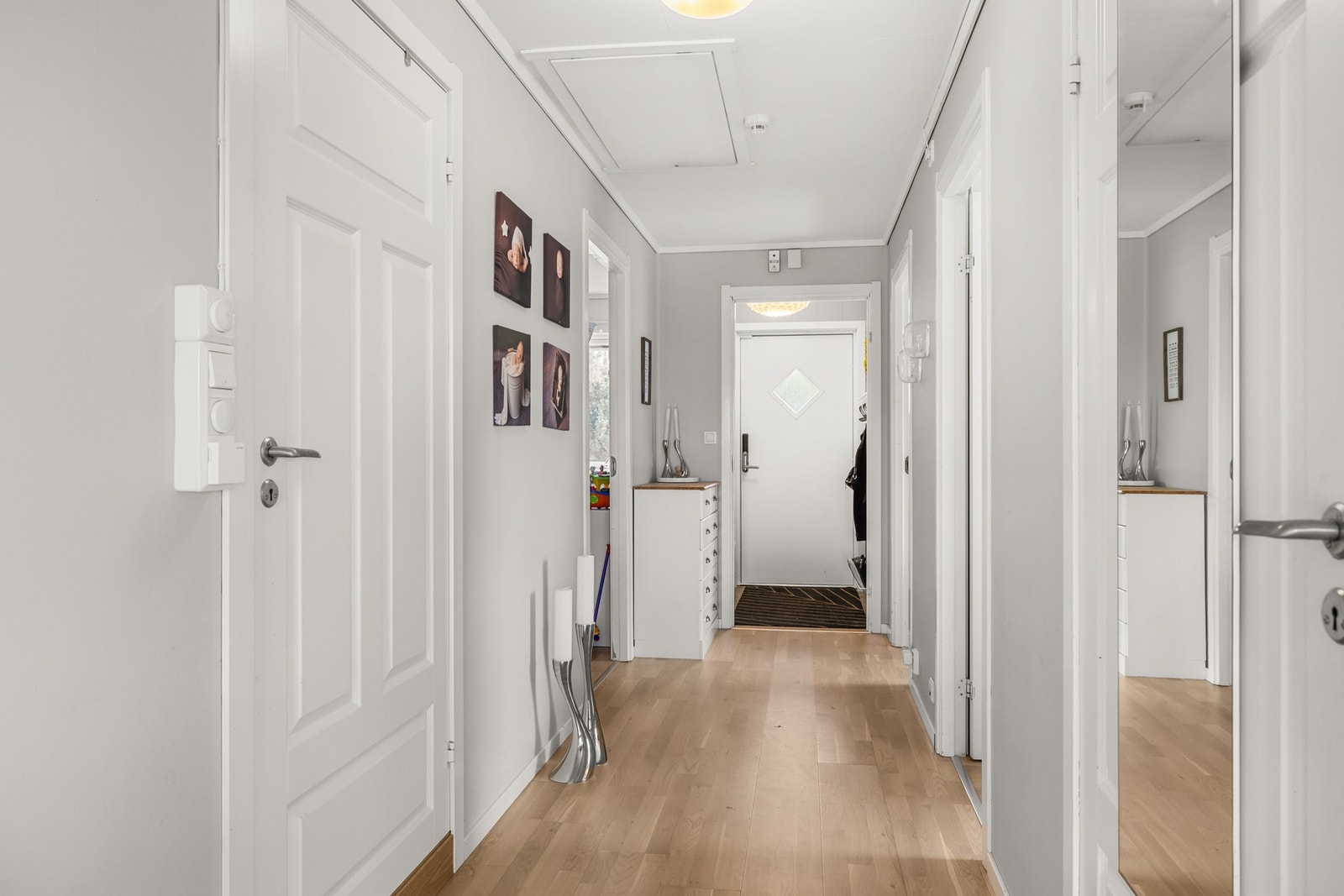 Boligen har en lys og innbydende entré med god plass til oppbevaring av sko og yttertøy. Galleribilde