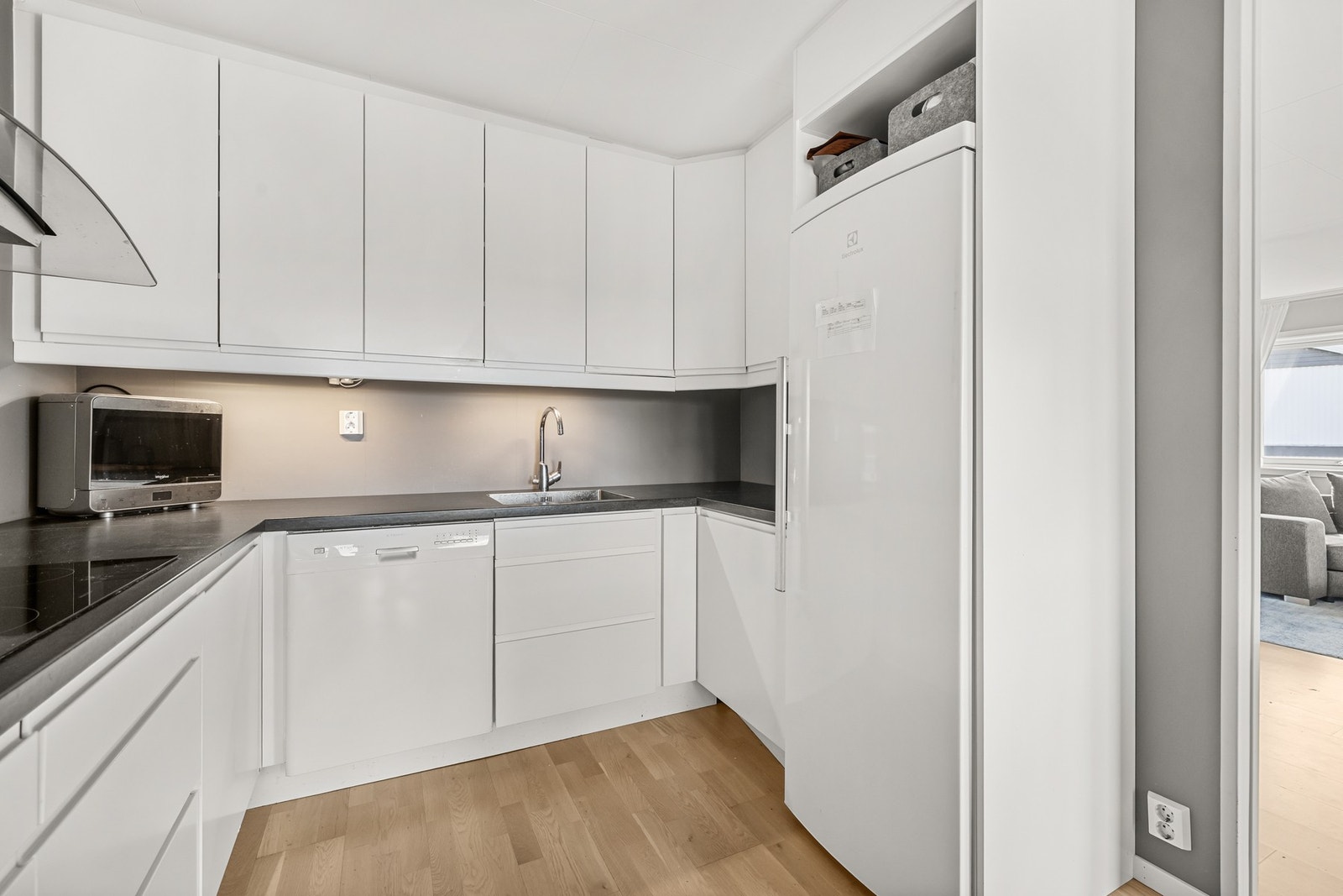 Ventilator over platetopp sørger for godt inneklima, og det er opplegg for oppvaskmaskin. Galleribilde