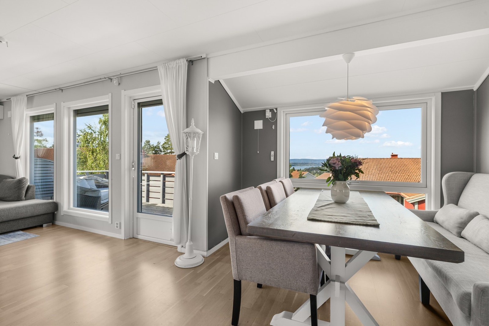 Her kan man nyte måltidene med flott utsyn over nærområdet. Galleribilde