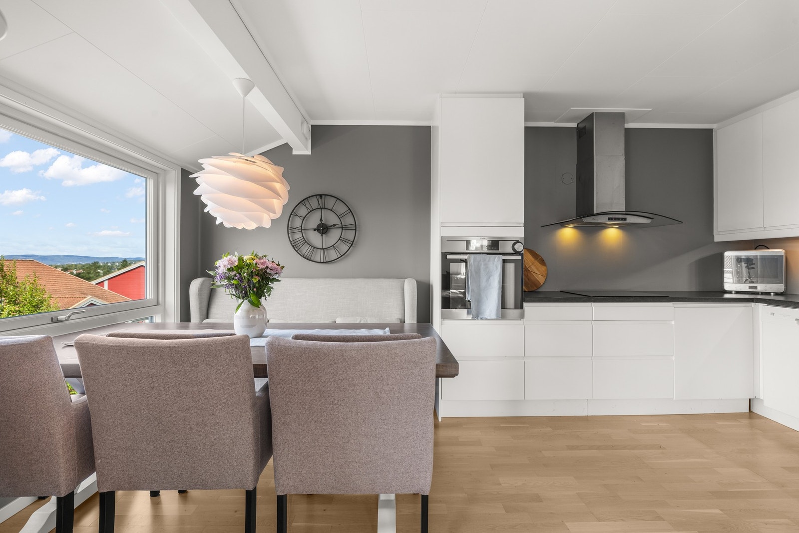 Underlimt oppvaskkum og integrerte hvitevarer gjør løsningen både funksjonell og elegant. Galleribilde