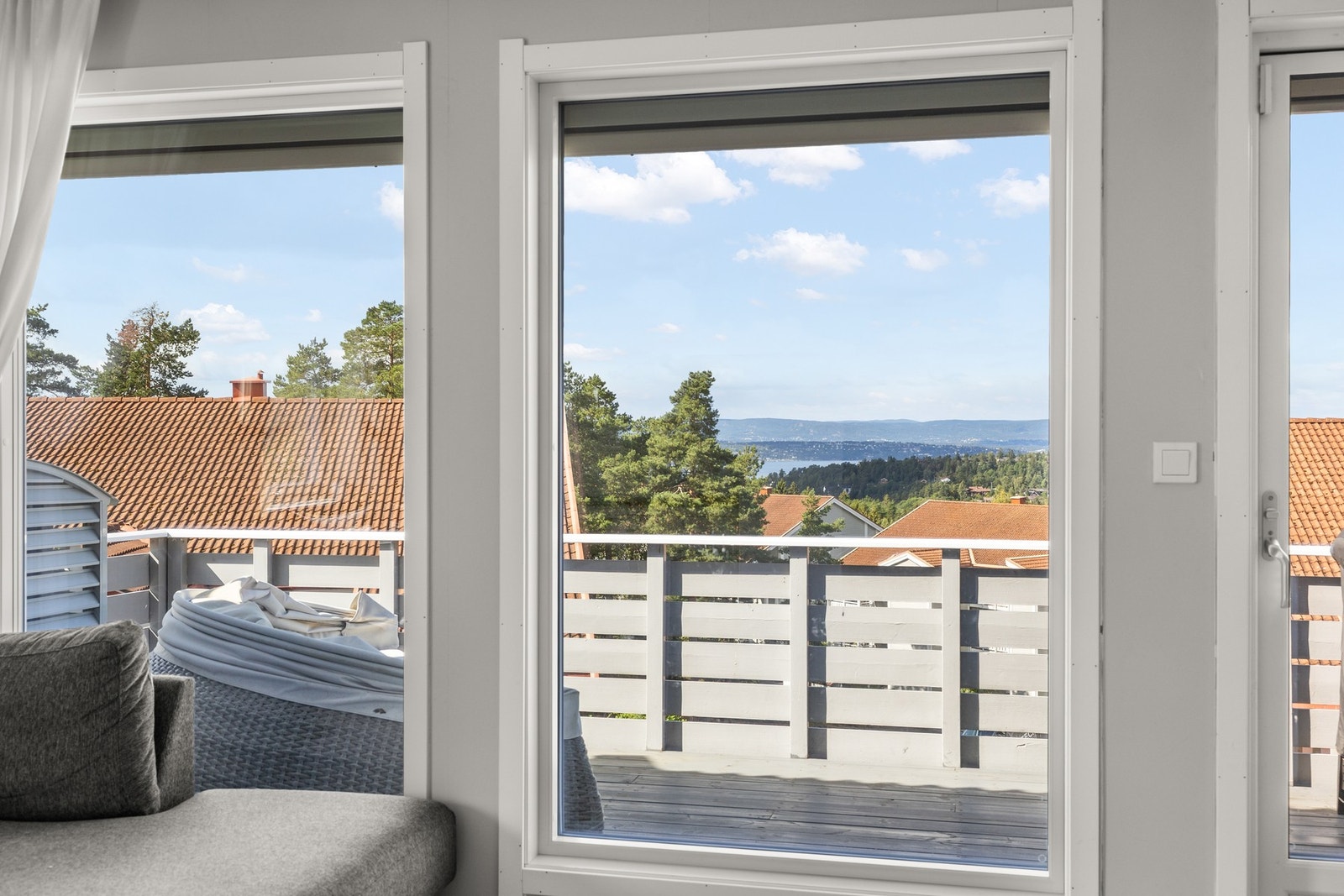 Balkongen byr på flott utsikt over nærområdet og mot fjorden, og gir en forlengelse av stuearealet i sommerhalvåret. Galleribilde